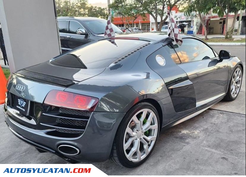 Audi R8 V10 Plus 2012