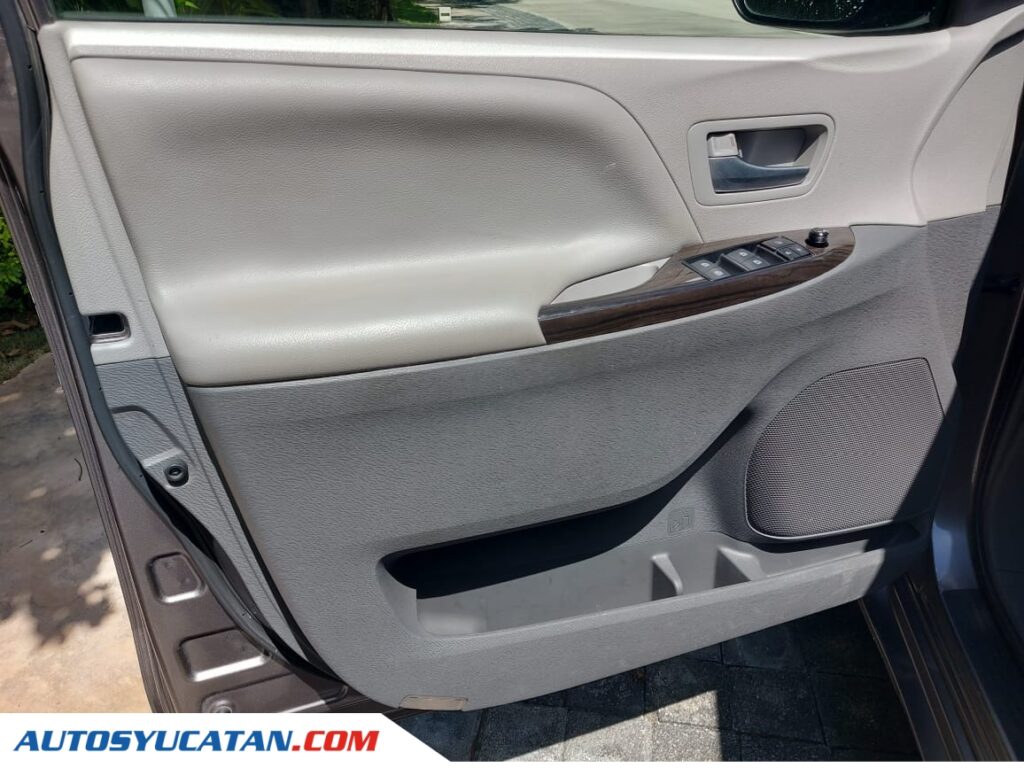 Toyota Sienna XLE 2016