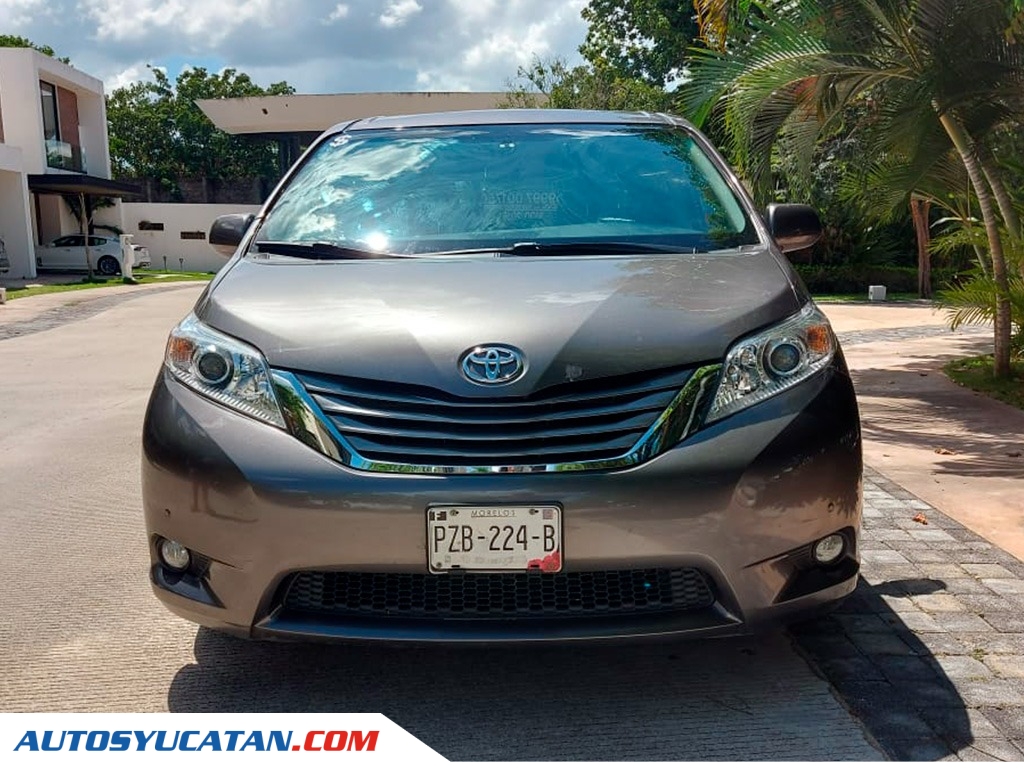 Toyota Sienna XLE 2016