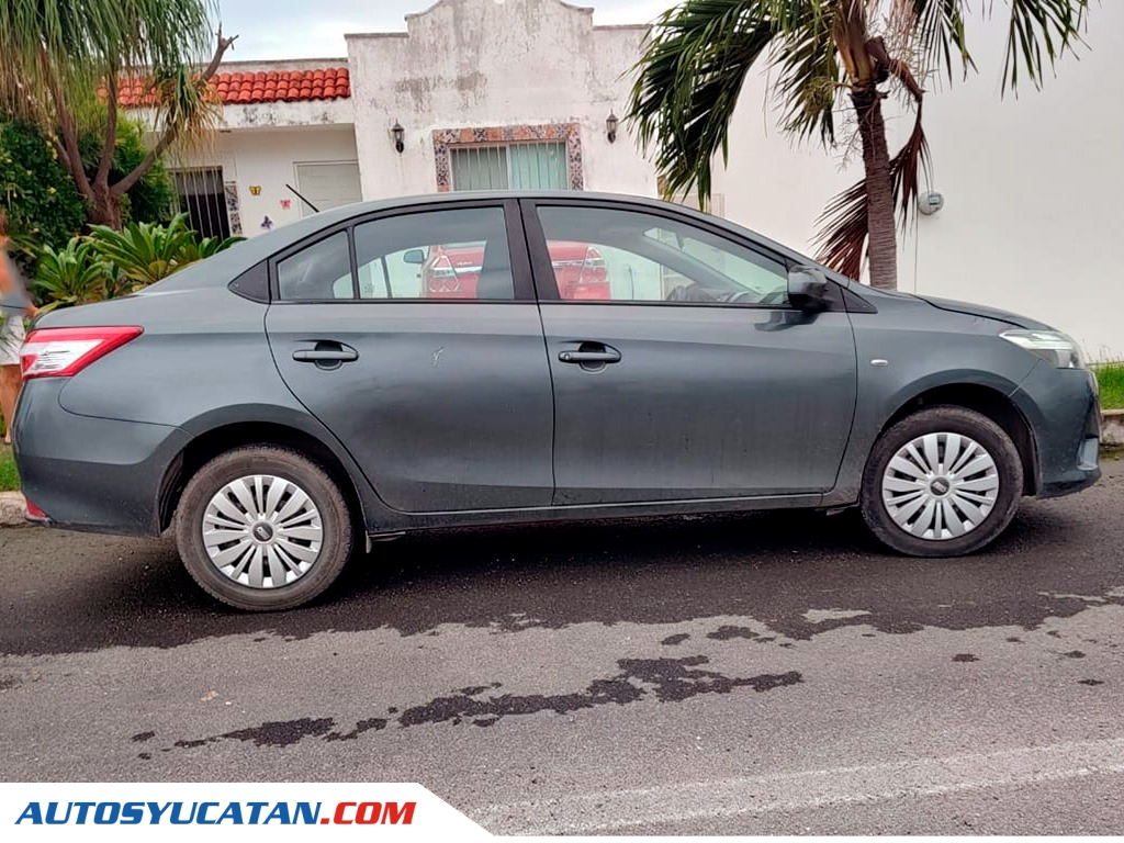 Toyota Yaris Sedán Core 2017