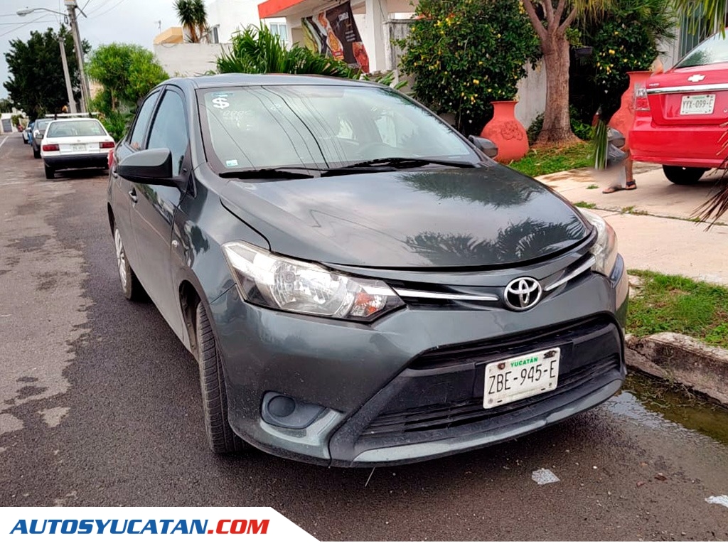 Toyota Yaris Sedán Core 2017