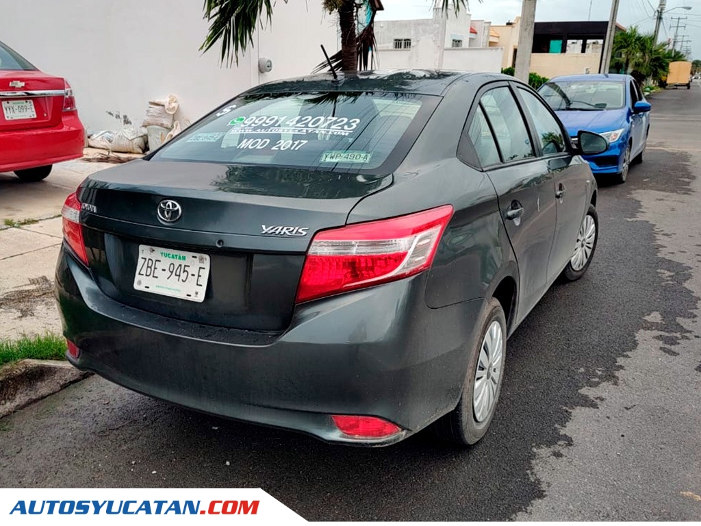 Toyota Yaris Sedán Core 2017