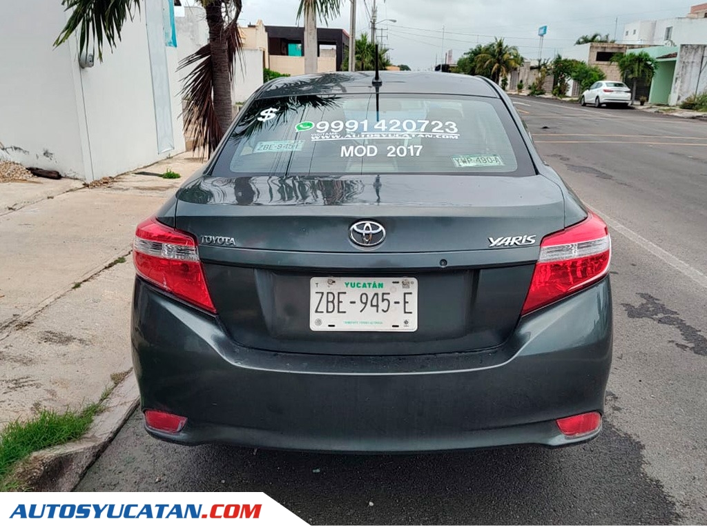 Toyota Yaris Sedán Core 2017