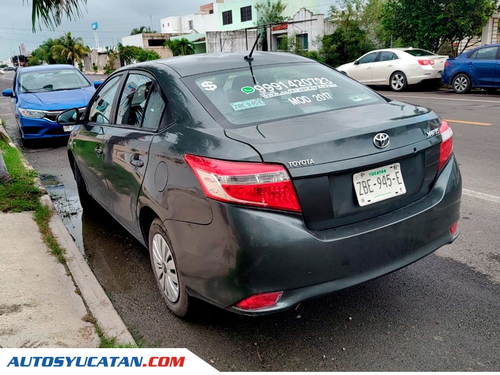 Toyota Yaris Sedán Core 2017