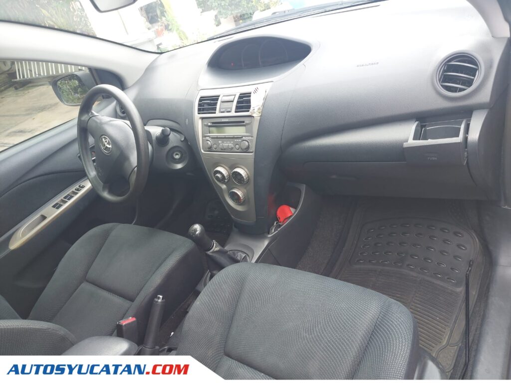 Toyota Yaris Sedan Premium 2014