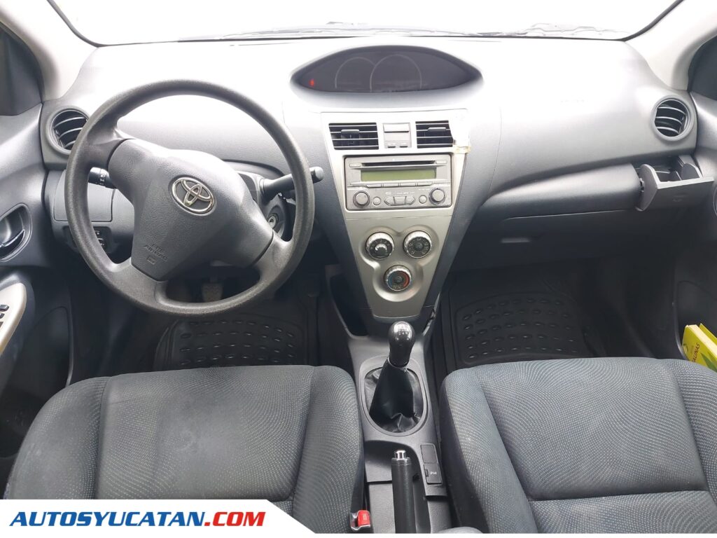 Toyota Yaris Sedan Premium 2014