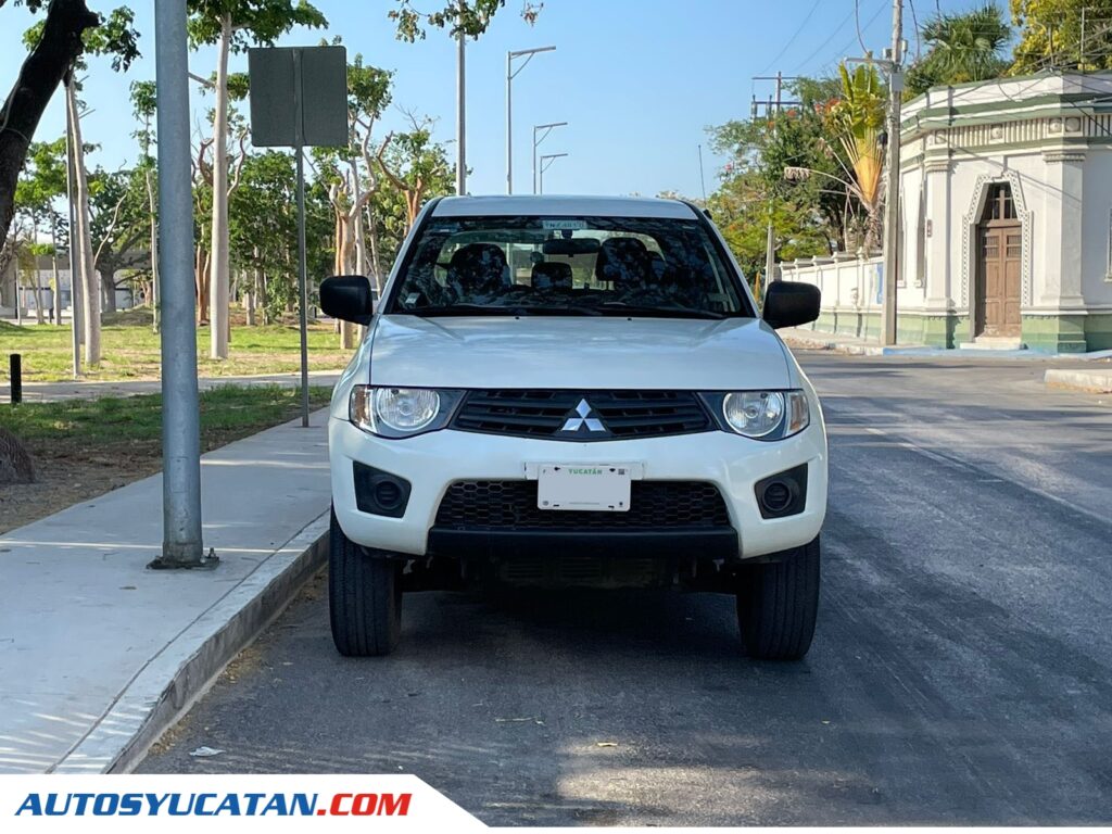 Excelente Mitsubishi L200